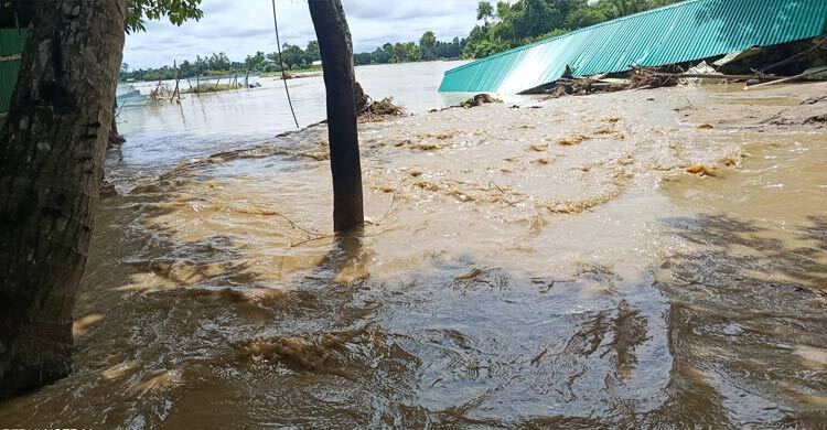 বাঁধের ভাঙন দিয়ে ঢুকছে পানি, ফের প্লাবিত হচ্ছে নিম্নাঞ্চল