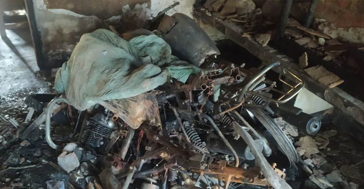 ফেনীতে গ্রামীণ ব্যাংকের কার্যালয়ে দুর্বৃত্তের আগুন