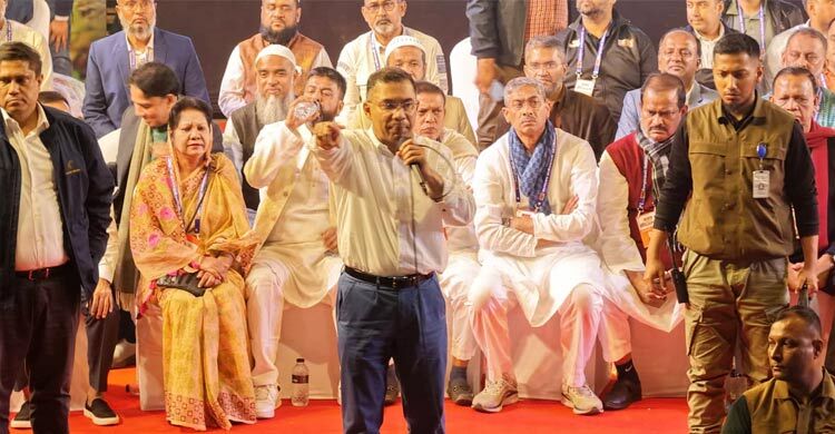 একটি দল শুধু মানুষকে ঠকাচ্ছেই না, মুসলমানদের শেরেকিও করাচ্ছে