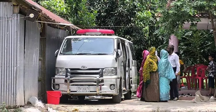 দুই দিন ধরে ফ্রিজিং গাড়িতে স্বামীর অপেক্ষায় মা-মেয়ে