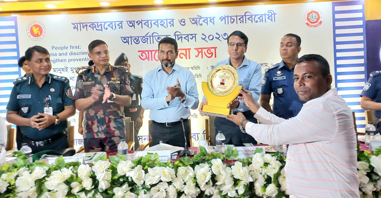 ২০ মাদক কারবারিকে সুপথে এনে সম্মাননা পেলেন সেই চেয়ারম্যান