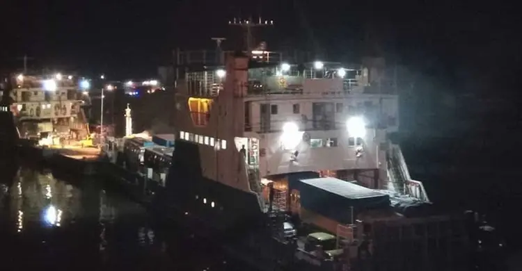 ঝোড়ো বাতাসে দৌলত‌দিয়া-পাটু‌রিয়া ফে‌রি চলাচল বন্ধ