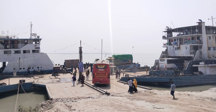 পাটুরিয়া-দৌলতদিয়া রুটে ফেরি চলাচল বন্ধ