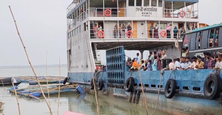 ঝড়ে নিয়ন্ত্রণ হারিয়ে ভাসমান মাছের খামারে ফেরি
