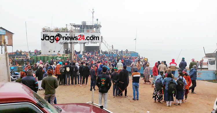 Ferry capsizes after being hit by bulkhead at Paturia