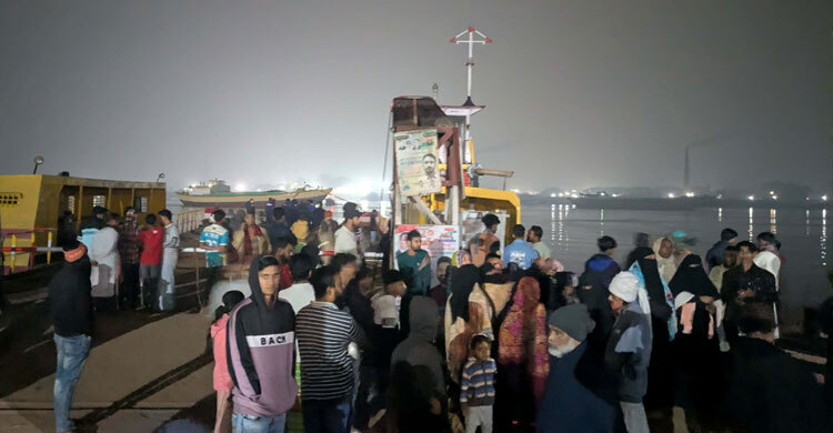 ফেরিতে ট্রাক চালু হয়ে আরও ৪ গাড়ি নিয়ে পড়লো নদীতে, এক চালক নিখোঁজ
