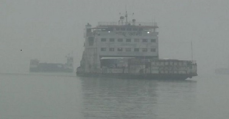 আরিচা-কাজিরহাট নৌপথ: ঘন কুয়াশায় মাঝ যমুনায় আটকে আছে ফেরি