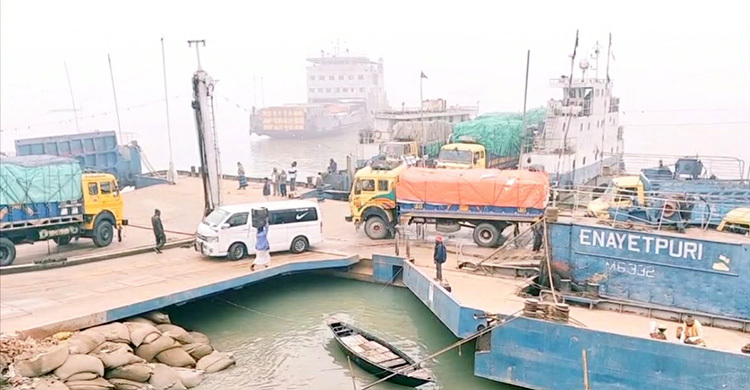 কুয়াশায় পৌনে ২ ঘণ্টা বন্ধ থাকার পর দৌলতদিয়া-পাটুরিয়ায় ফেরি চলাচল শুরু