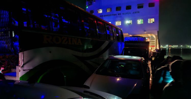 এক ঘণ্টা পর দৌলত‌দিয়া-পাটু‌রিয়া নৌরুটে ফে‌রি চলাচল শুরু, বন্ধ লঞ্চ