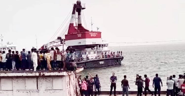 ফেরিতে ওঠার সময় নিয়ন্ত্রণ হারায় বাসটি, যাত্রী ছিলেন ৪০-৫০ জন