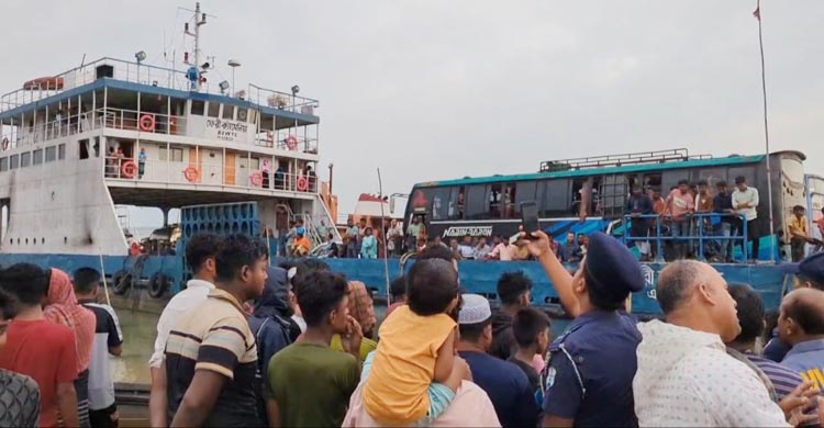 ঝড়ে নিয়ন্ত্রণ হারিয়ে ভাসমান মাছের খামারে ফেরি