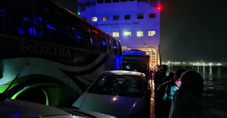 ঘন কুয়াশায় দৌলতদিয়া-পাটুরিয়া নৌপথে ফেরি চলাচল বন্ধ