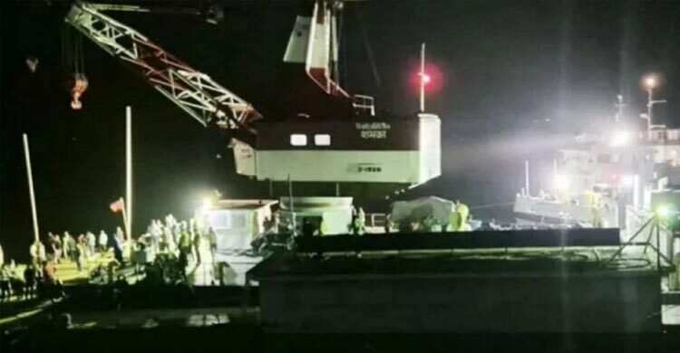 পানির ৯০ ফুট গভীরে রয়েছে বাসটি, উদ্ধারকাজে বৃষ্টির বাগড়া