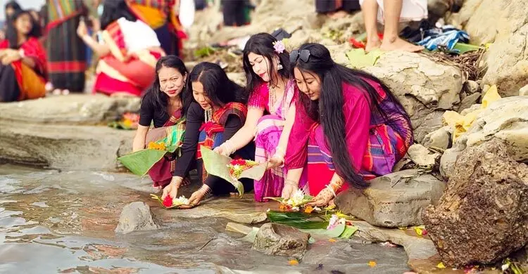 হ্রদের জলে উৎসবের ফুল