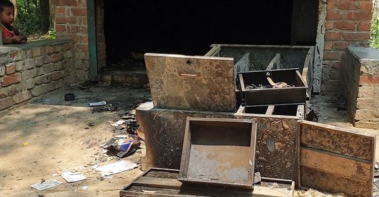 বাকির টাকা চাওয়ায় দোকানে আগুন