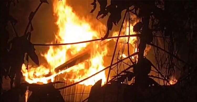 কিশোরগঞ্জে অগ্নিকাণ্ডে তিন ঘর পুড়ে ছাই, মারা গেছে ৮ ছাগল