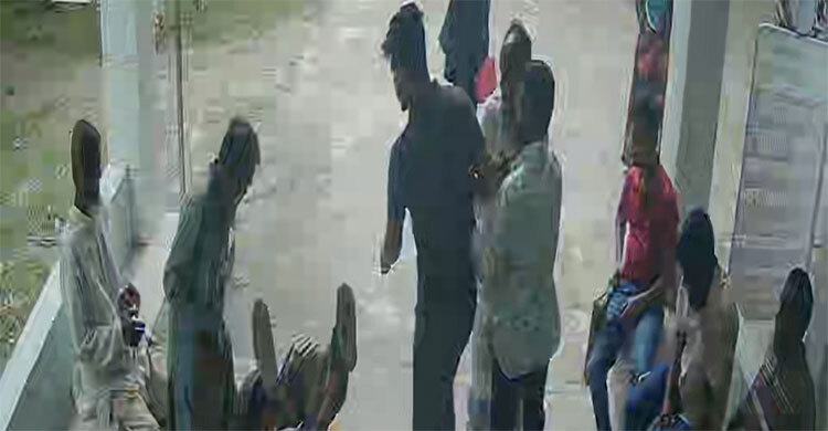 মীমাংসার জন্য ভূমি অফিসে গিয়ে ঘুষি দিয়ে বৃদ্ধের দাঁত ভাঙলেন যুবক