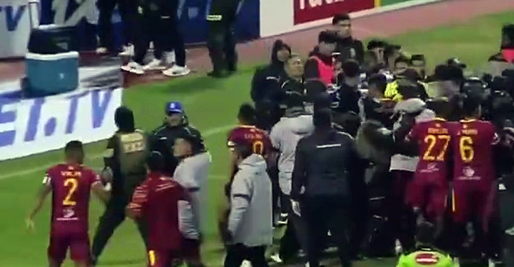 ফুটবল ম্যাচে ব্যাপক মারামারি, ১৭ লাল কার্ড