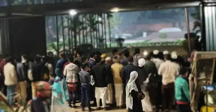 হাদির কবরে রাতেও ভক্তদের ভিড়, আহাজারি