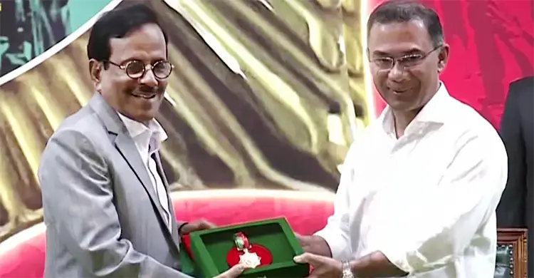 স্বাধীনতা পুরস্কার গ্রহণ করলেন হানিফ সংকেত