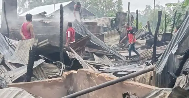 ফটিকছড়ির শান্তিরহাট বাজারে আগুনে ১৬ দোকান পুড়ে ছাই