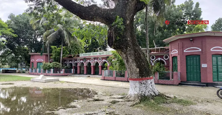 পল্লীকবির স্মৃতিবিজড়িত ফরিদপুর জিলা স্কুলে নেই আধুনিকতার ছোঁয়া