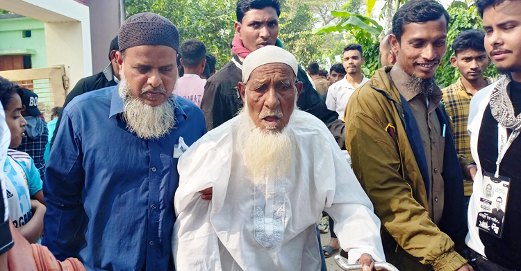 ছেলের কাঁধই ভরসা ১০৫ বছর বয়সী সোবহান বেপারীর