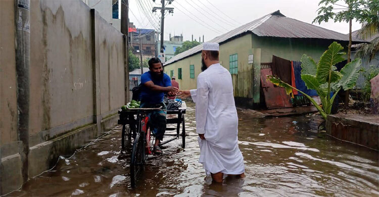 এখনো পানির নিচে ফেনী শহরের প্রধান সড়ক