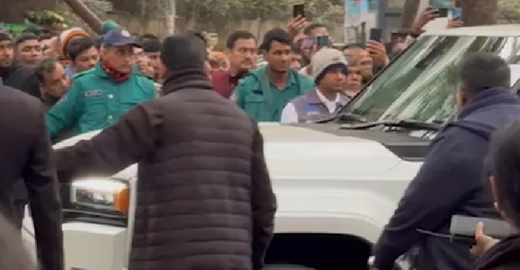 গুলশান কার্যালয়ে জরুরি বৈঠক শেষে বের হলেন তারেক রহমান