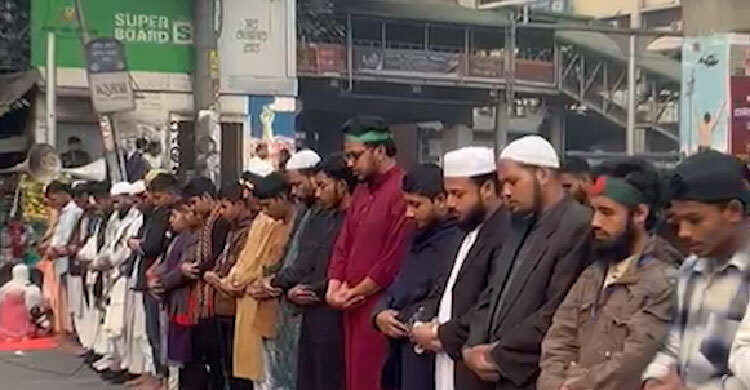 অবরোধ কর্মসূচির মধ্যে শাহবাগ চত্বরেই নামাজ পড়ছেন আন্দোলনকারীরা
