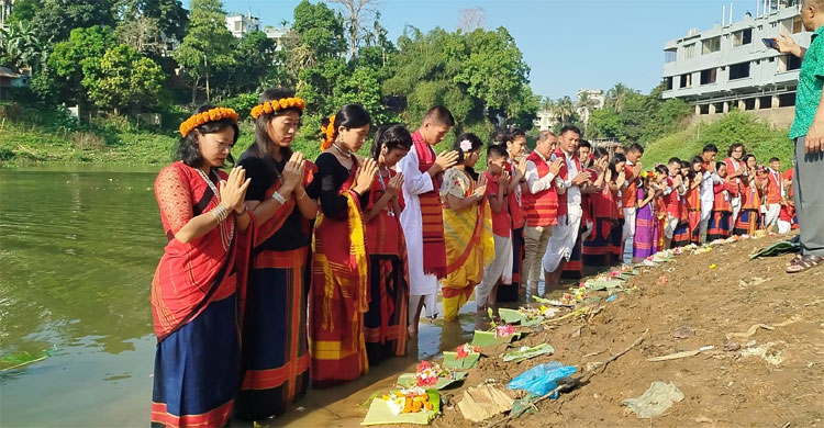 কাপ্তাই হ্রদে বিজুর ফুল নিবেদন