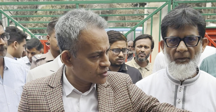 বাস ডিপো পরিষ্কার না থাকায় ক্ষুব্ধ রেলমন্ত্রী