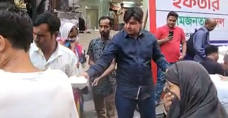 অসহায়, দুস্থ মানুষের মাঝে ইফতার বিতরণ করলেন আমজনতা তারেক