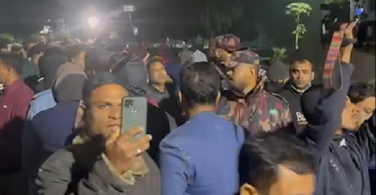 জিয়া উদ্যান থেকে জনসাধারণকে বের করলো আইনশৃঙ্খলা বাহিনী!