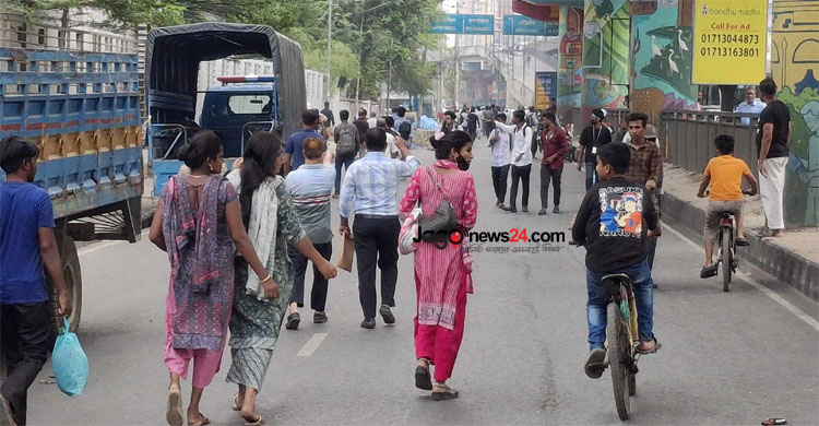 পলিটেকনিক শিক্ষার্থীদের সড়ক অবরোধ, পথে পথে মানুষের ভোগান্তি