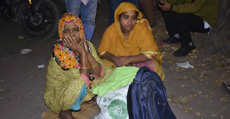 ‘স্বপ্ন আগুনে পুড়ে ছাই’, কান্না আর আহাজারি বস্তিবাসীর