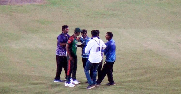 শেরে বাংলায় মাঠের মধ্যে ঢুকে পড়লেন দর্শক, নিরাপত্তা নিয়ে প্রশ্ন