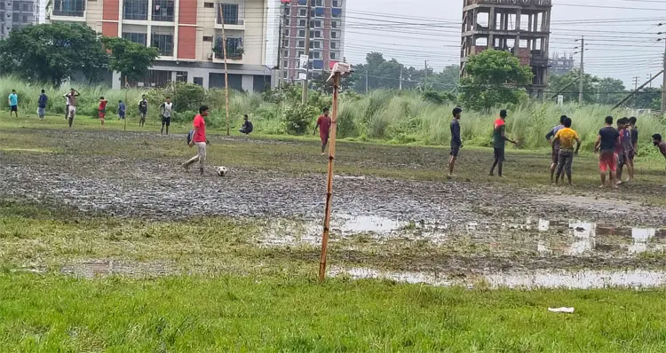 হোক কাদা-পানি, একটু ফাঁকা জায়গা, একটি মাঠ যে শিশুদের জন্য কতখানি দরকার, তা উঠে এসেছে বিভিন্ন গবেষণায়। ছবি: জাগো নিউজ