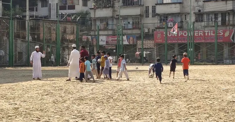 মাঠে খেলার সুযোগ পেলে শিশুরা মাঠমুখিই হবে। বাসায় থাকলে তাদের অবসরসময় কাটে মোবাইলের স্ক্রিনে। ছবি: জাগো নিউজ