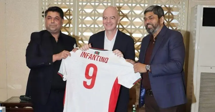 ফেরার পথেও ঢাকায় ইনফান্তিনো, প্রশ্ন করলেন ‘আবার ফুল কেন?’