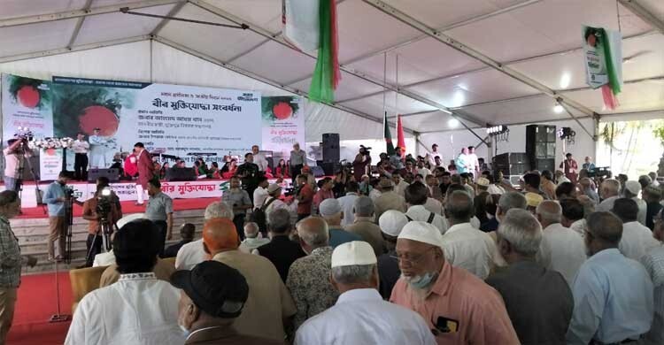 মুক্তিযোদ্ধাদের সংবর্ধনা দিচ্ছে ডিএসসিসি