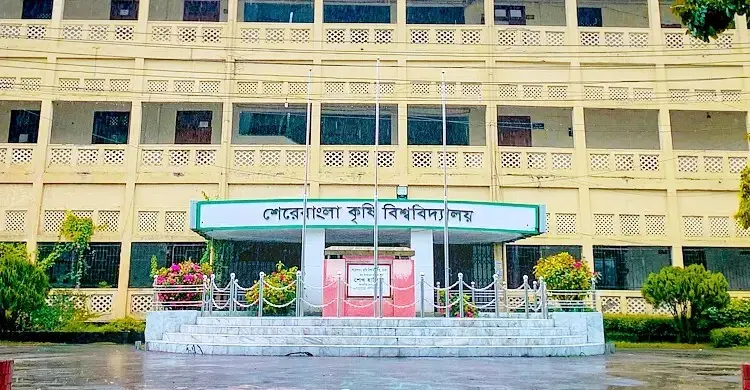 শেকৃবিতে এক অসচ্ছল শিক্ষার্থীর ভর্তির দায়িত্ব নিলেন ছাত্রদল নেতা সামাদ