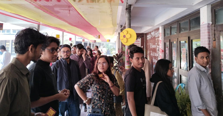 টিএসসিতে &lsquo;আমার ভাষার চলচ্চিত্র&rsquo;, চতুর্থ দিনে দর্শকের ঢল