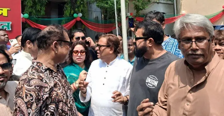 এফডিসিতে চলচ্চিত্র দিবসে বিশৃঙ্খলার অভিযোগ, বিব্রত ওমর সানী