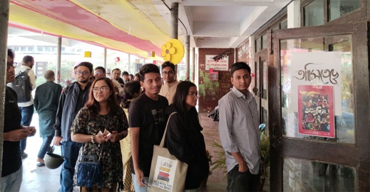 টিএসসিতে ‘আমার ভাষার চলচ্চিত্র’, চতুর্থ দিনে দর্শকের ঢল