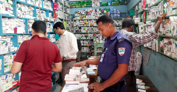 চুয়াডাঙ্গায় মেয়াদোত্তীর্ণ ওষুধ রাখায় ৪ ফার্মেসিকে জরিমানা