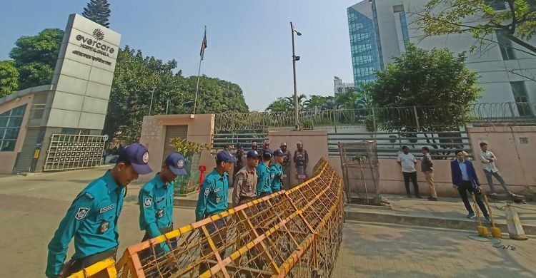 উৎসুক জনতার ভিড় কম এভারকেয়ারে