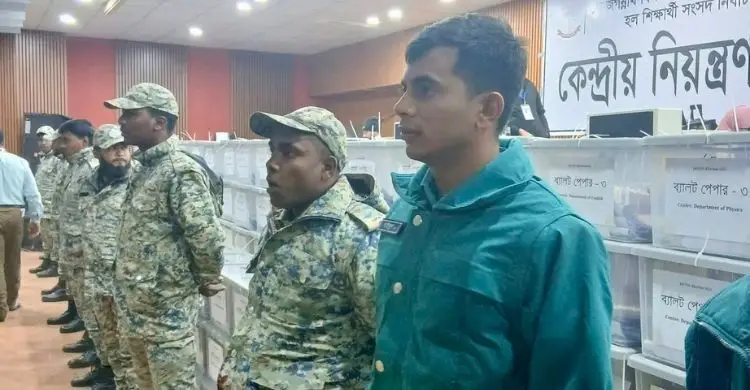 ভোট গণনা স্থগিত হওয়ার পর নিয়ন্ত্রণ কক্ষে অতিরিক্ত পুলিশ