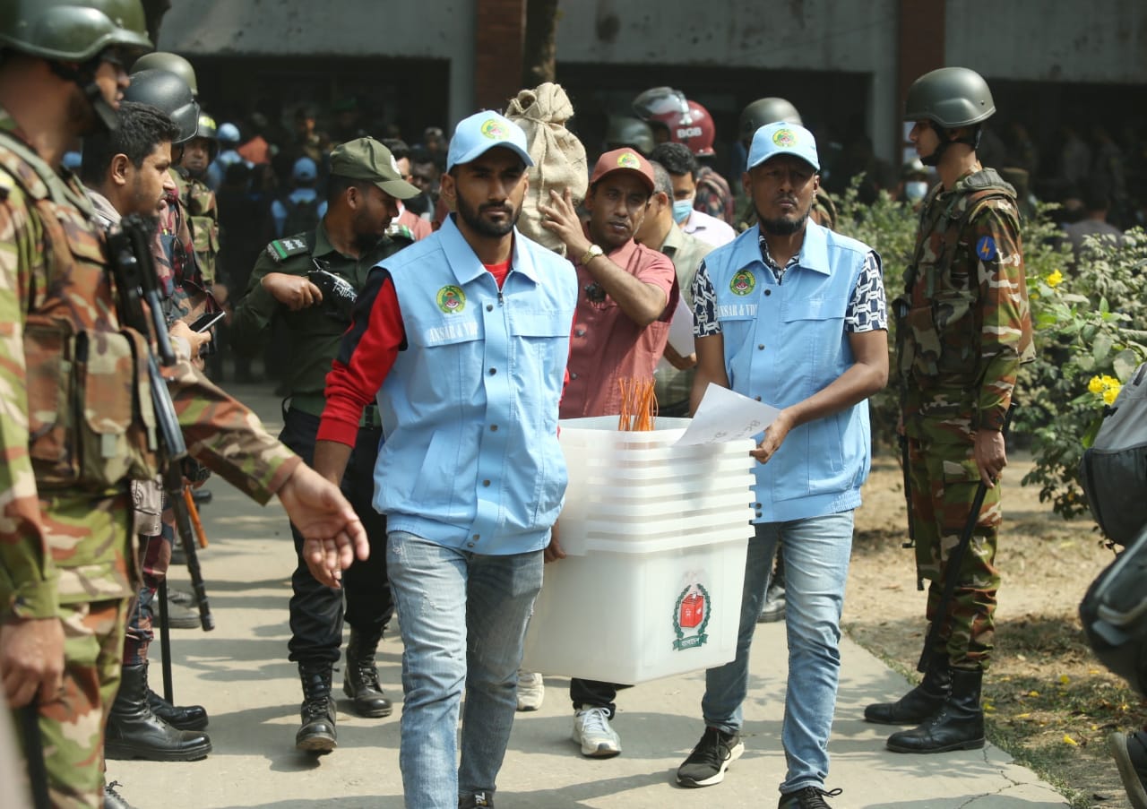 সরঞ্জাম হাতে ভোটযুদ্ধের শেষ প্রস্তুতি