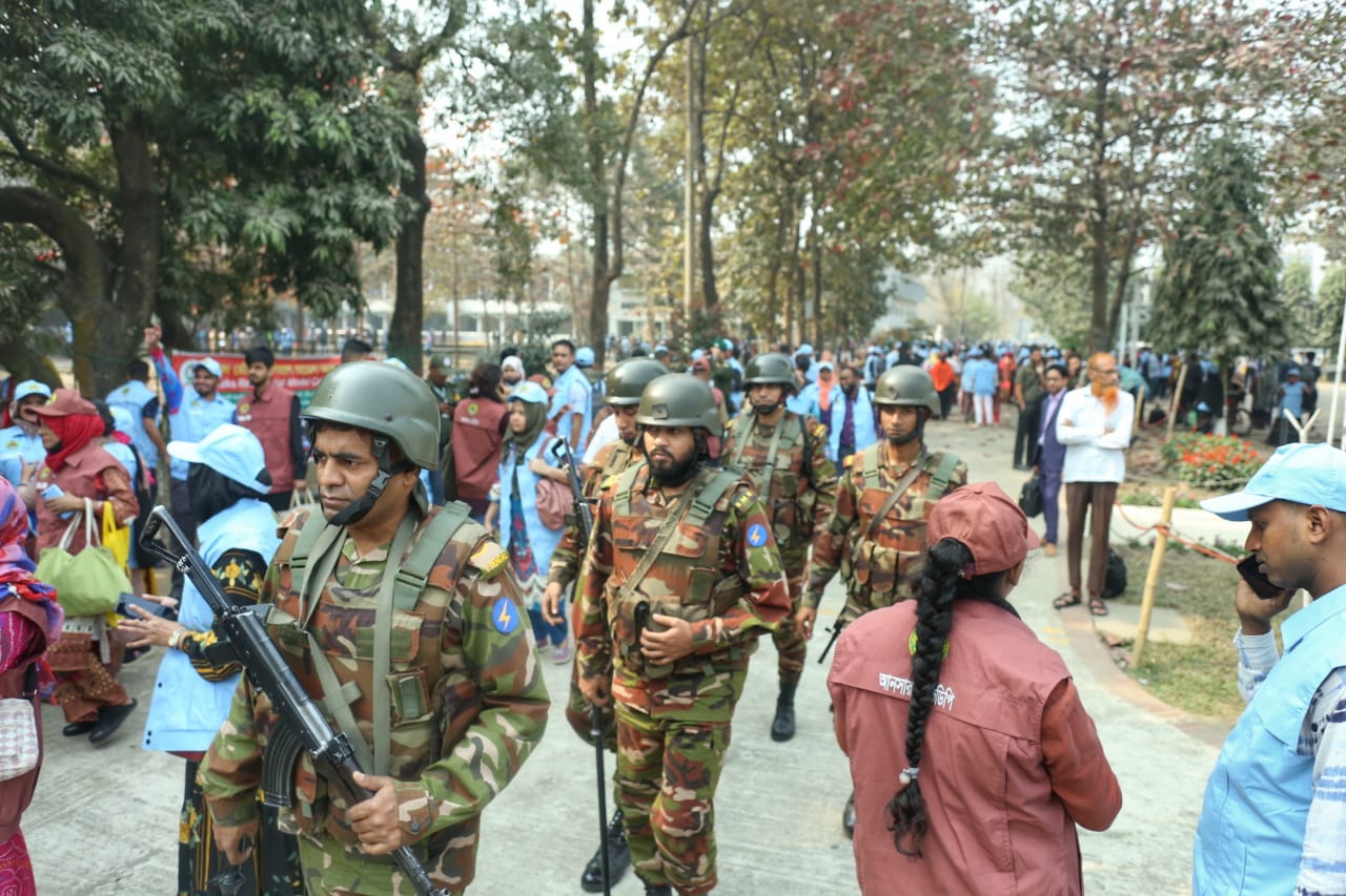 সরঞ্জাম হাতে ভোটযুদ্ধের শেষ প্রস্তুতি